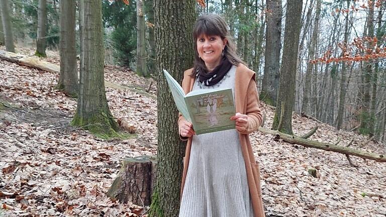 Die Ochsenfurterin Elke Königshofer hat ihr neues Buch 'Der Hase mit den weißen Ohren' veröffentlicht.