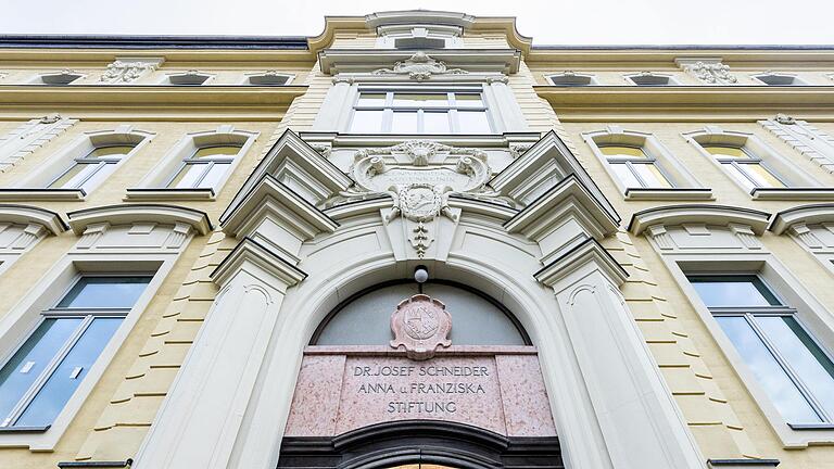 Das Gebäude der ehemaligen Augenklinik am Röntgenring in Würzburg ist saniert. Über dem Eingang finden sich die Vornamen Anna und Franziska.&nbsp;