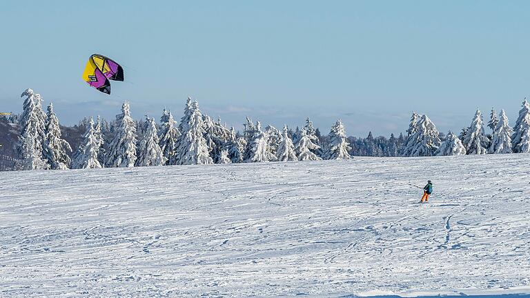 Mit dem Kite und dem Snowboard ging es über die weiten Flächen auf der Wasserkuppe. Mit dem Kite und dem Snowboard ging es über die weiten Flächen auf der Wasserkuppe.