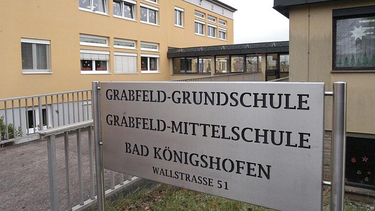 In die Sanierung mit Teilneubau der Grabfeld-Grundschule und Grabfeld-Mittelschule fließen in den nächsten Jahren Millionenbeträge. Diese Maßnahme und die Sanierung von Rathausdach und -fassade sind die Schwerpunkte der Haushalte bis 2027. In die Sanierung mit Teilneubau der Grabfeld-Grundschule und Grabfeld-Mittelschule fließen in den nächsten Jahren Millionenbeträge. Diese Maßnahme und die Sanierung von Rathausdach und -fassade sind die Schwerpunkte der Haushalte bis 2027.