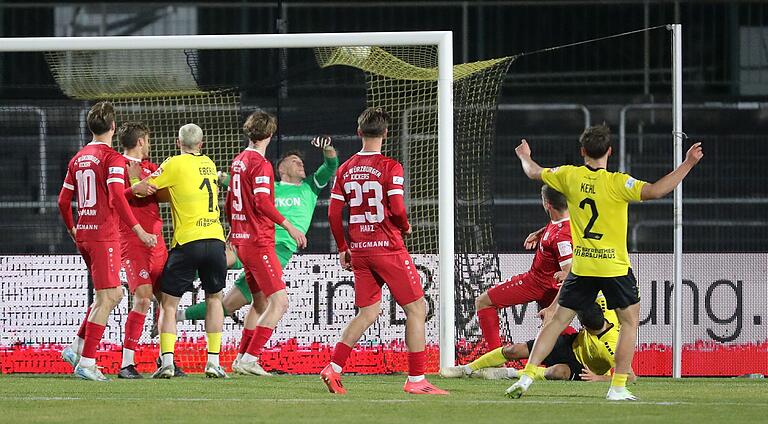 Das Bayreuther 1:1 durch Edwin Schwarz (am Boden) war der bislang einzige Kickers-Gegentreffer nach der Winterpause. Das Bayreuther 1:1 durch Edwin Schwarz (am Boden) war der bislang einzige Kickers-Gegentreffer nach der Winterpause.