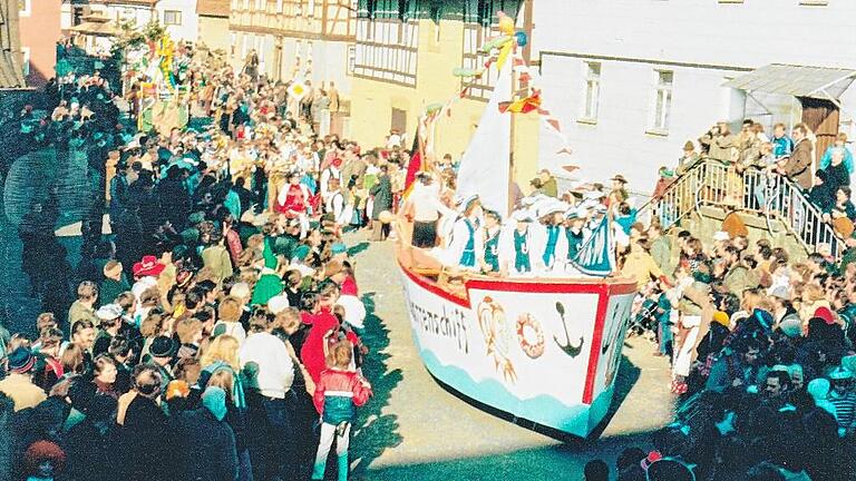 Seit 44 Jahren auf närrischem Kurs ist der Trappstädter Carnevalsverein mit seinen Faschingszügen. Die Aufnahme stammt aus den 70er Jahren des vorigen Jahrhunderts.