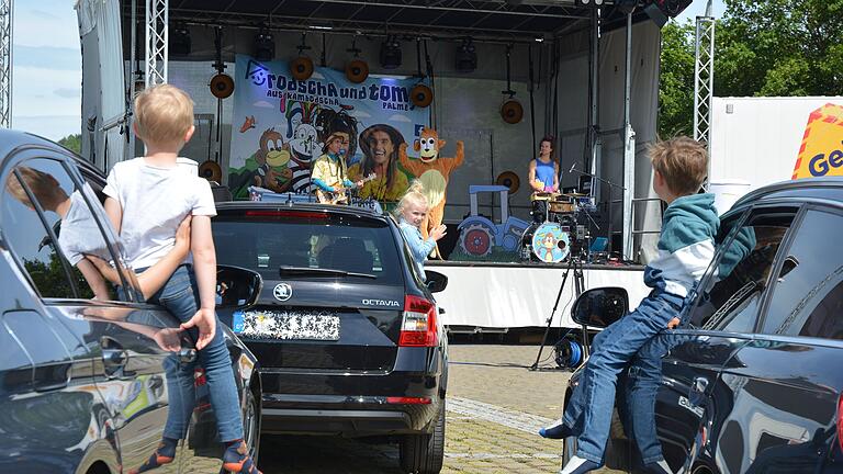 So viel "Freiheit" muss sein. Kinder jubeln aus dem Autofenster dem Auftritt von Rodscha und Tom zu. So viel "Freiheit" muss sein. Kinder jubeln aus dem Autofenster dem Auftritt von Rodscha und Tom zu.