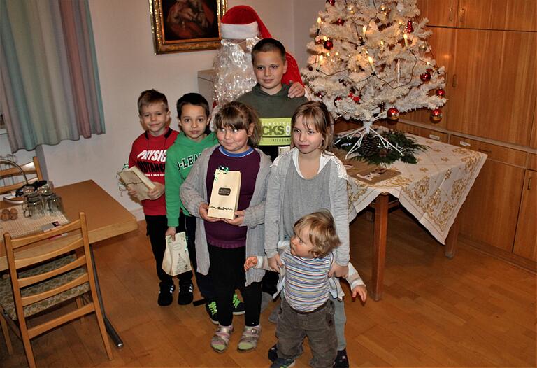 Die Kinder der ukrainischen Flüchtlinge, die derzeit in Kirchschönbach untergebracht sind, freuten sich über die Weihnachtsgeschenke.