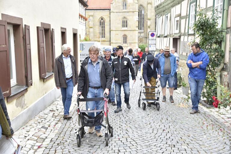 In der Bedarfsmeldung für die Städtebauförderung für 2024 sind unter anderem 100.000 Euro für ein begehbares Pflaster in der Pfarrgasse in Königsberg eingeplant, die bei einem Rundgang im Juni als schwer begehbar beurteilt wurde.