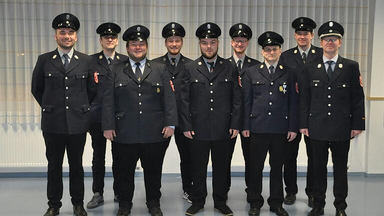 Der Vorstand des Feuerwehrvereins Kraisdorf (von links) Vorsitzender Kevin Albrecht, dessen Stellvertreter Alexander Eller, Schriftführer Jonas Albrecht, Kassier Dominik Müller und die Beisitzer Lukas Schönmann, Hannes Judex, Holger Schleicher und Tobias Schneidawind. Rechts Kommandant Stefan Betz. Der Vorstand des Feuerwehrvereins Kraisdorf (von links) Vorsitzender Kevin Albrecht, dessen Stellvertreter Alexander Eller, Schriftführer Jonas Albrecht, Kassier Dominik Müller und die Beisitzer Lukas Schönmann, Hannes Judex, Holger Schleicher und Tobias Schneidawind. Rechts Kommandant Stefan Betz.