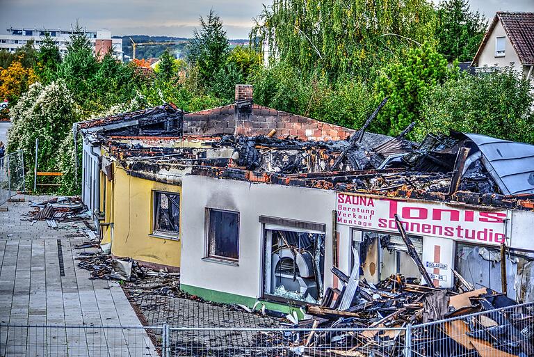Ein Bild der Verwüstung bot sich nach dem Brand im Sommer 2014 am Busbahnhof in Bad Neustadt. Ein Bild der Verwüstung bot sich nach dem Brand im Sommer 2014 am Busbahnhof in Bad Neustadt.