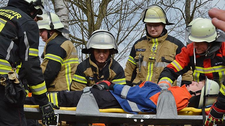 Aus dem Fahrzeug wurden die 'Verletzten' von der Feuerwehr gerettet und zum Verbandsplatz des BRK und der Malteser gebracht. Aus dem Fahrzeug wurden die 'Verletzten' von der Feuerwehr gerettet und zum Verbandsplatz des BRK und der Malteser gebracht.