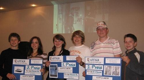 Die L.U.T.SCH.-Gewinner 2007: Erster ist die 8a des Jack-Steinberger-Gymnasiums Bad Kissingen (Mitte), Zweiter die achte Klasse der Volksschule Oerlenbach (rechts), Dritter die 8a des Franz-Miltenberger-Gymnasiums. Sie überzeugten die Jury mit Präsentationen, Videoclips und Collagen zum Thema Suchtprävention.       -  Die L.U.T.SCH.-Gewinner 2007: Erster ist die 8a des Jack-Steinberger-Gymnasiums Bad Kissingen (Mitte), Zweiter die achte Klasse der Volksschule Oerlenbach (rechts), Dritter die 8a des Franz-Miltenberger-Gymnasiums. Sie überzeugten die Jury mit Präsentationen, Videoclips und Collagen zum Thema Suchtprävention.