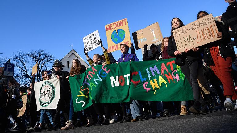 Immer wieder demonstrieren auch in Würzburg Aktivisten der Fridays For Future-Bewegung für bessere Klimaschutz-Maßnahmen. Kritik gibt es von vielen Seiten, nun müssen sich die Jugendlichen jedoch mit rechtem Hass beschäftigen.