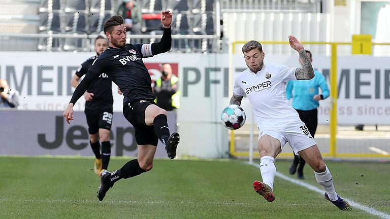 'Die Niederlage hatten wir absolut verdient', sagt Kickers-Verteidiger Christian Strohdiek (links, hier gegen Alexander Esswein) zum verlorenen Kellerduell beim SV Sandhausen. 'Die Niederlage hatten wir absolut verdient', sagt Kickers-Verteidiger Christian Strohdiek (links, hier gegen Alexander Esswein) zum verlorenen Kellerduell beim SV Sandhausen.