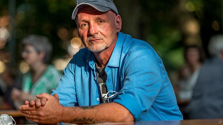 Thomas Höchamer (58) aus Markt Einersheim&nbsp; sitzt auf dem Volkacher Weinfestplatz und freut sich auf den Auftritt von Günter Grünwald beim Kabarett Sommer.