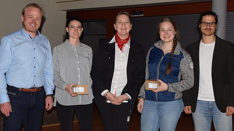 Katja Manger (Mitte), Vorsitzende der Sektion Main-Spessart des Deutschen Alpenvereins verabschiedete die bisherige Schatzmeisterin Franziska Stahl (Zweite von links) sowie die bisherige Jugendreferentin Patricia Baumann (Zweite von rechts) und begrüßte den neuen Schatzmeister Michael Hecht (links) und den neuen Jugendreferenten Benedikt Roth (rechts).