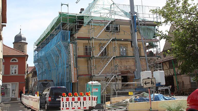 Das Wohnhaus auf Anwesen Weiße-Turm-Straße 8 in Gerolzhofen ist nachweislich eines der ältesten noch stehenden Häuser in der Stadt. Es wird derzeit von Grund auf saniert.