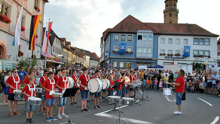 Den Sommerzauber eröffnet nach den Turmbläsern der Drumcorps schlagARTig der Kreismusikschule. Hier ein Foto von einer der vergangenen Sommerzauber-Veranstaltungen.