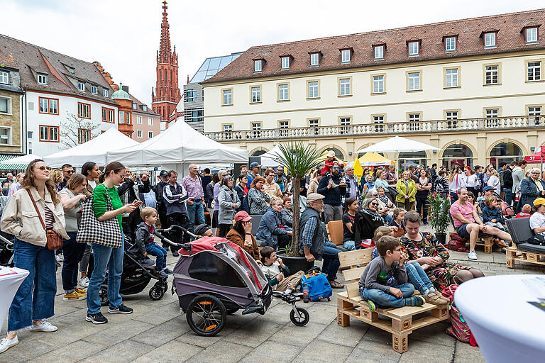 Viele Besucherinnen und Besucher kamen zum Zukunftsfest und Europatag in die Würzburger Innenstadt. Viele Besucherinnen und Besucher kamen zum Zukunftsfest und Europatag in die Würzburger Innenstadt.