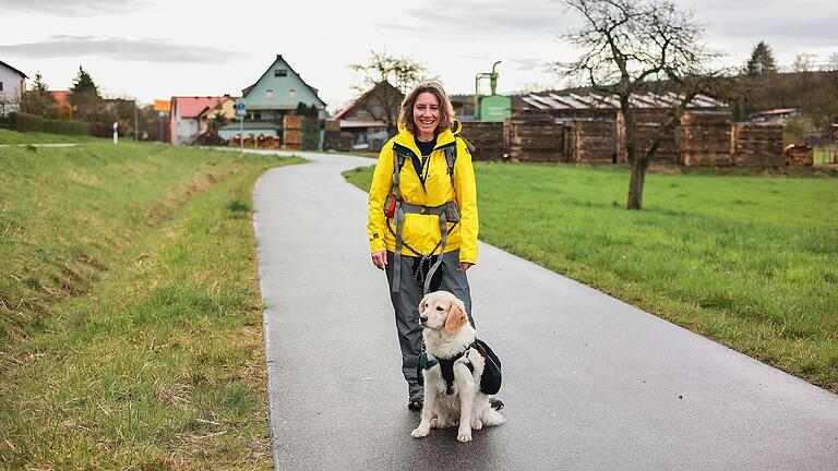 Am Donnerstagmorgen hat sich Katrin Pöhlmann von Theinheim aus (hier im Hintergrund zu sehen) auf den Weg nach Gerolzhofen gemacht. Am dritten Tag ihres Spendenlaufs will sie rund 18 Kilometer zurücklegen.