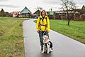 Am Donnerstagmorgen hat sich Katrin Pöhlmann von Theinheim aus (hier im Hintergrund zu sehen) auf den Weg nach Gerolzhofen gemacht. Am dritten Tag ihres Spendenlaufs will sie rund 18 Kilometer zurücklegen.