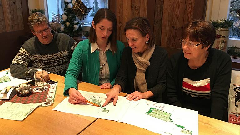 Einen parkähnlichen Wald statt Landesgartenschau: Das forderte im Herbst 2018 eine Bürgerinitiative mit (v.l.) Stefan Bretscher, Esther Wagenhäuser, Ulrike Schneider und Annelie Maidhof. Der Bürgerentscheid scheiterte im Januar 2019 am Quorum.