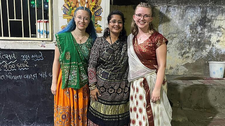 Lisa und zwei weitere Volunteers in traditioneller Kleidung, genannt chaniya choli. Lisa und zwei weitere Volunteers in traditioneller Kleidung, genannt chaniya choli. 