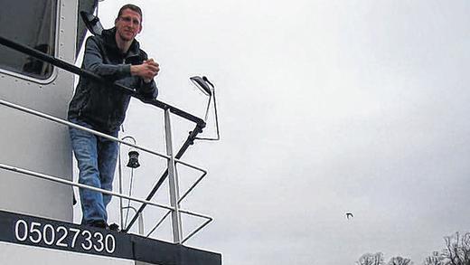 Der Blick von oben: Werkstattleiter André Wunderling begutachtet auf der &bdquo;Angermünde&ldquo; die Eislage.