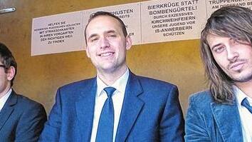 In freudiger Erwartung der anschließenden Kirchweihpredigt: die Prediger Oliver Grimme, Fabian Volk und Jan Markert (oben, von links). Aufwändige Umzugswägen und Kostüme (links): Im Vorfeld der Kirchweih werkelten die Burschen in zahlreichen Stunden an Wägen und Kostümen. Das Ergebnis bestaunten die zahlreichen Besucher des Mönchstockheimer Kirchweihumzugs. In freudiger Erwartung der anschließenden Kirchweihpredigt: die Prediger Oliver Grimme, Fabian Volk und Jan Markert (oben, von links). Aufwändige Umzugswägen und Kostüme (links): Im Vorfeld der Kirchweih werkelten die Burschen in zahlreichen Stunden an Wägen und Kostümen. Das Ergebnis bestaunten die zahlreichen Besucher des Mönchstockheimer Kirchweihumzugs.