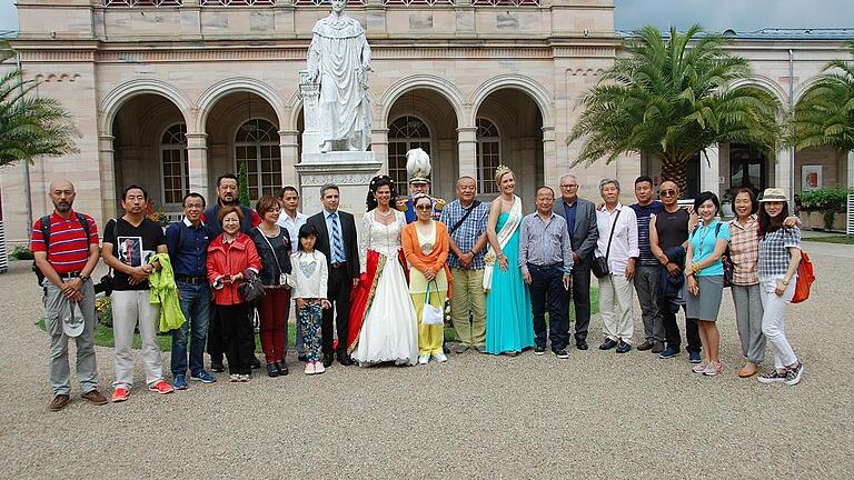 Von Historischen Persönlichkeiten des Rakoczyfests und Vertretern von Stadt und Staatsbad GmbH begrüßt wurde im Kurgarten eine chinesische Reisegruppe.