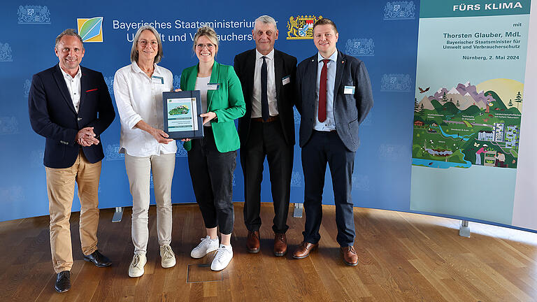 Ideenwettbewerb Natürlich fürs Klima - Sieger Ideenwettbewerb Natürlich fürs Klima mit Bayerischem Umweltminister Thorsten Glauber (von links), den Gewinnern Eva Reichert-Nelkenstock, Alisa Knüttel, Jürgen Pfister und Bürgermeister Matthias Hauke.
Foto: (c) STMUV / RALF RÖDEL Ideenwettbewerb Natürlich fürs Klima - Sieger Ideenwettbewerb Natürlich fürs Klima mit Bayerischem Umweltminister Thorsten Glauber (von links), den Gewinnern Eva Reichert-Nelkenstock, Alisa Knüttel, Jürgen Pfister und Bürgermeister Matthias Hauke.
Foto: (c) STMUV / RALF RÖDEL
