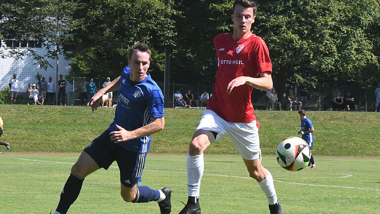 Der FC 06 Bad Kissingen gewinnt gegen den TSV Gochsheim       -  Hatte zweimal den Führungstreffer der 06er auf dem Fuß: Tim Weimann (rechts), der hier den Gochsheimer Michael Herrmann abgeschüttelt hat.