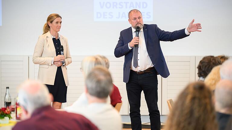 Betonten den Wert des Ehrenamtes: Würzburgs Schul- und Sportbürgermeisterin Judith Roth und Landrat Thomas Eberth bei ihrem gemeinsamen Grußwort. Betonten den Wert des Ehrenamtes: Würzburgs Schul- und Sportbürgermeisterin Judith Roth und Landrat Thomas Eberth bei ihrem gemeinsamen Grußwort. 
