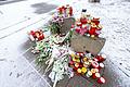 Nach dem Anschlag in München       -  Kerzen und Blumen in der Nähe des Tatorts.
