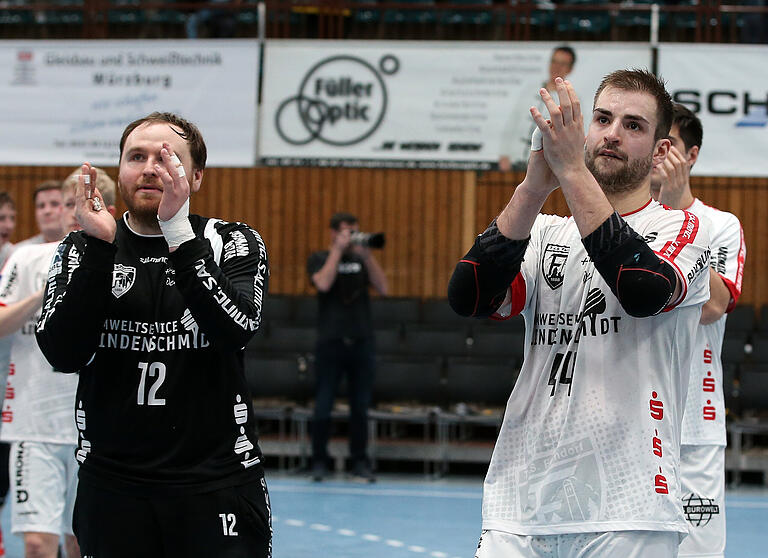 Freude bei Ferndorfs starkem Torwart Lucas Puhl (links) und Kreisläufer Thomas Rink nach dem Abpfiff. Freude bei Ferndorfs starkem Torwart Lucas Puhl (links) und Kreisläufer Thomas Rink nach dem Abpfiff.