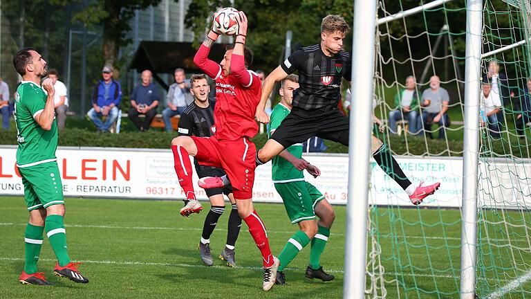 Zeigte einige starke Paraden: Der Friesener Keeper Tobias Bauerschmidt (rotes Trikot), der sich hier den Ball vor dem auf den Kopfball lauernden Nullfünfer Florian Pieper (rechts) schnappt. Zeigte einige starke Paraden: Der Friesener Keeper Tobias Bauerschmidt (rotes Trikot), der sich hier den Ball vor dem auf den Kopfball lauernden Nullfünfer Florian Pieper (rechts) schnappt.