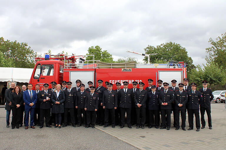 Die anwesenden Geehrten bei der Freiwilligen Feuerwehr Tauberbischofsheim mit den Ehrengästen Die anwesenden Geehrten bei der Freiwilligen Feuerwehr Tauberbischofsheim mit den Ehrengästen