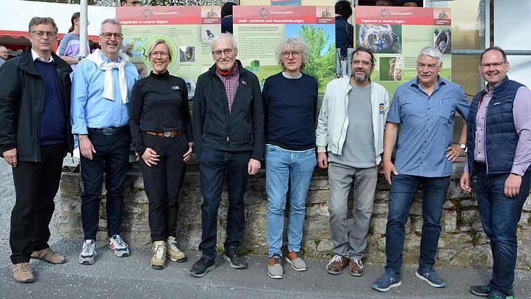 Sie sind dien Ideengeber, Autoren, Grafiker und Sponsoren am Dorfplatz
(von links): Friedrich Diel. Peter Schmitt, Susanne Keller, Wolfgang Tröster, Georg Schirmer, Sven Preißner, Werner Langhirt und Bürgermeister Michael Hombach. Sie sind dien Ideengeber, Autoren, Grafiker und Sponsoren am Dorfplatz
(von links): Friedrich Diel. Peter Schmitt, Susanne Keller, Wolfgang Tröster, Georg Schirmer, Sven Preißner, Werner Langhirt und Bürgermeister Michael Hombach.