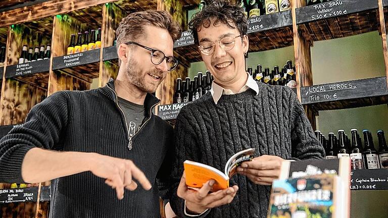 Bierführer Mainfranken       -  Peter Stahmer und Konstantin Meisel (rechts) präsentieren bei Max Mundus in Würzburg ihren neuen Bierführer für Mainfranken.