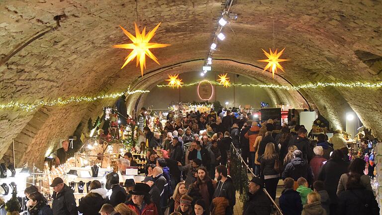 Die Christkindles Wertstätten in Rödelsee zogen wieder Besucher aus nah und fern an. Im Schlosshof und im Schlossgarten, im großen Gewölbekeller oder im Hochparterre des Schlosses Crailsheim oder im Kreuzkeller hatten die Aussteller Platz gefunden. Großen Wert legt Veranstaltungsleiter Walter Fuhrmann auf die Vielfalt und die Qualität der Angebote. Die reichten vom Christbaumschmuck, Schnitzereien, Schmuck, Scherenschnitte, Glaskunst, Töpferwaren, Stoffbären, Zinnfiguren, Holz- und Metallobjekten, Pelzwaren, Hüte bis zu Krippenfiguren.
