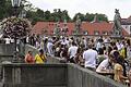 Die Alte Mainbrücke in Würzburg ist ein beliebter Treffpunkt bei Feiernden. Die Corona-Regeln werden von vielen Besuchern dort ignoriert.