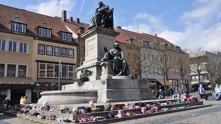 Bürger haben Kinderschuhe und Teddybären rund um das Friedrich-Rückert-Denkmal abgelegt, um auf die Situation von Kindern in der Pandemie aufmerksam zu machen. Bürger haben Kinderschuhe und Teddybären rund um das Friedrich-Rückert-Denkmal abgelegt, um auf die Situation von Kindern in der Pandemie aufmerksam zu machen.