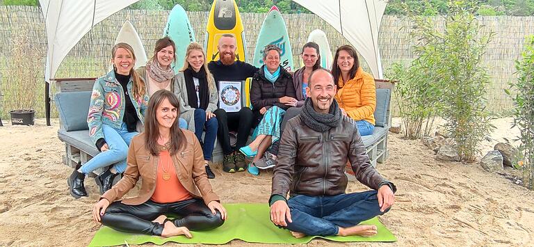 Akteure beim 5-Elemente-Festival: vorne Lydia und Martin Lange, hinten v.li Maria Bolz, Luisa Ziegler, Maria und Nik Weber, Jana Kerz, Tanja Keller und Andrea Schnupp.