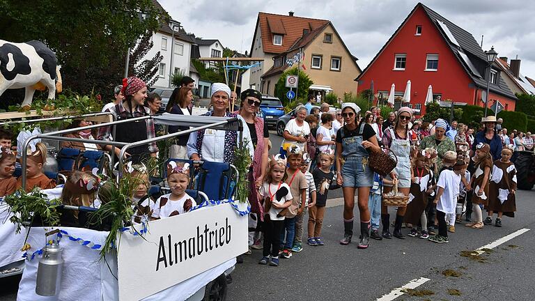 Einen traditionell bayerischen Almabtrieb organisierte der Kindergarten beim Umzug des 103. Röttinger Gauvolksfestes.