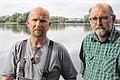 Geben nicht auf: Die Haßfurter Sportangler möchten am Großen Wörthsee weiter angeln, wenn auch erst einmal eingeschränkt. Dies sagten Vorsitzender Frank Hofmann (links) und Kassier Hubert Bergmann bereits im September, als der See umgekippt war. Damals entstand dieses Foto.