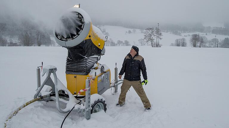 Beschneiungsanlagen wie hier auf einem Archivbild vom Zuckerfeld machten in der hessischen Rhön mehr Skitage möglich.