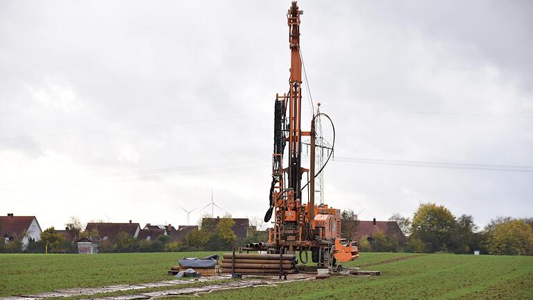 2022 erfolgten im Landkreis Schweinfurt Probebohrungen für den SuedLink-Planungskorridor, wie hier bei Euerbach, um näheren Aufschluss zu möglichen archäologischen Funden oder zur Bodenbeschaffenheit zu gewinnen.