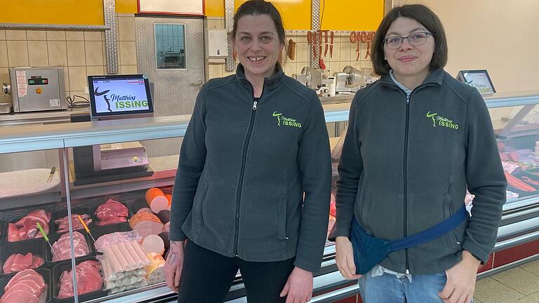 Tanja Issing (links) und Marktleiterin Kerstin Aßmann freuen sich, dass die Eröffnung von 'Issing‘s Bestes' noch vor Weihnachten geklappt hat.