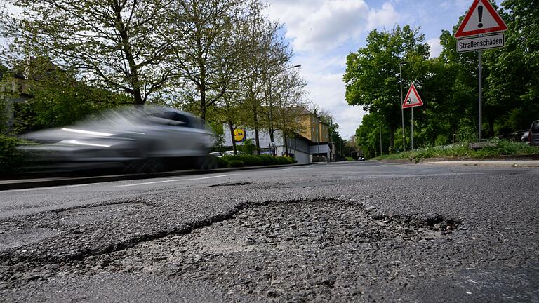 Blick auf die Leistenstraße in Würzburg Anfang Mai 2024: Schlaglöcher und Unebenheiten prägen das Bild des Fahrbahnbelags. Das ist nicht die einzige Fahrbahn in der Region, über deren Probleme berichtet wird.