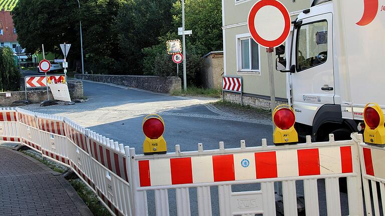 Auch Lasterfahrer missachten mitunter die Hinweisschilder für die Umfahrung der gesperrten Kreisstraße 33 in Obervolkach. Ihr Problem: Es gibt keine Wendemöglichkeit in der Sackgasse. Auch Lasterfahrer missachten mitunter die Hinweisschilder für die Umfahrung der gesperrten Kreisstraße 33 in Obervolkach. Ihr Problem: Es gibt keine Wendemöglichkeit in der Sackgasse.