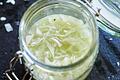 Frischer und gesünder als aus der Konserve ist selbstgemachtes Sauerkraut. Foto: Sonja Priller/Löwenzahn Verlag/dpa-tmn       -  Frischer und gesünder als aus der Konserve ist selbstgemachtes Sauerkraut.