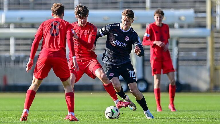 Moritz Hannemann (rechts), der es hier mit den Bayern-Spielern Kurt Rüger (links) und Guido Della Rovere aufnimmt, war oft Impulsgeber im Kickers-Mittelfeld.