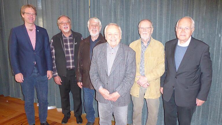 Dritter Bürgermeister Tilo Hemmert mit den Referenten Rainer Fajen, Peter Wesselowsky, Georg Doseth, Günter Jäger und Rudolf Ruhl. Dritter Bürgermeister Tilo Hemmert mit den Referenten Rainer Fajen, Peter Wesselowsky, Georg Doseth, Günter Jäger und Rudolf Ruhl.